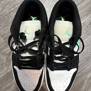 WOMENS PISTACIO COLOR AIR JORDAN DUNKS SIZE 8.5